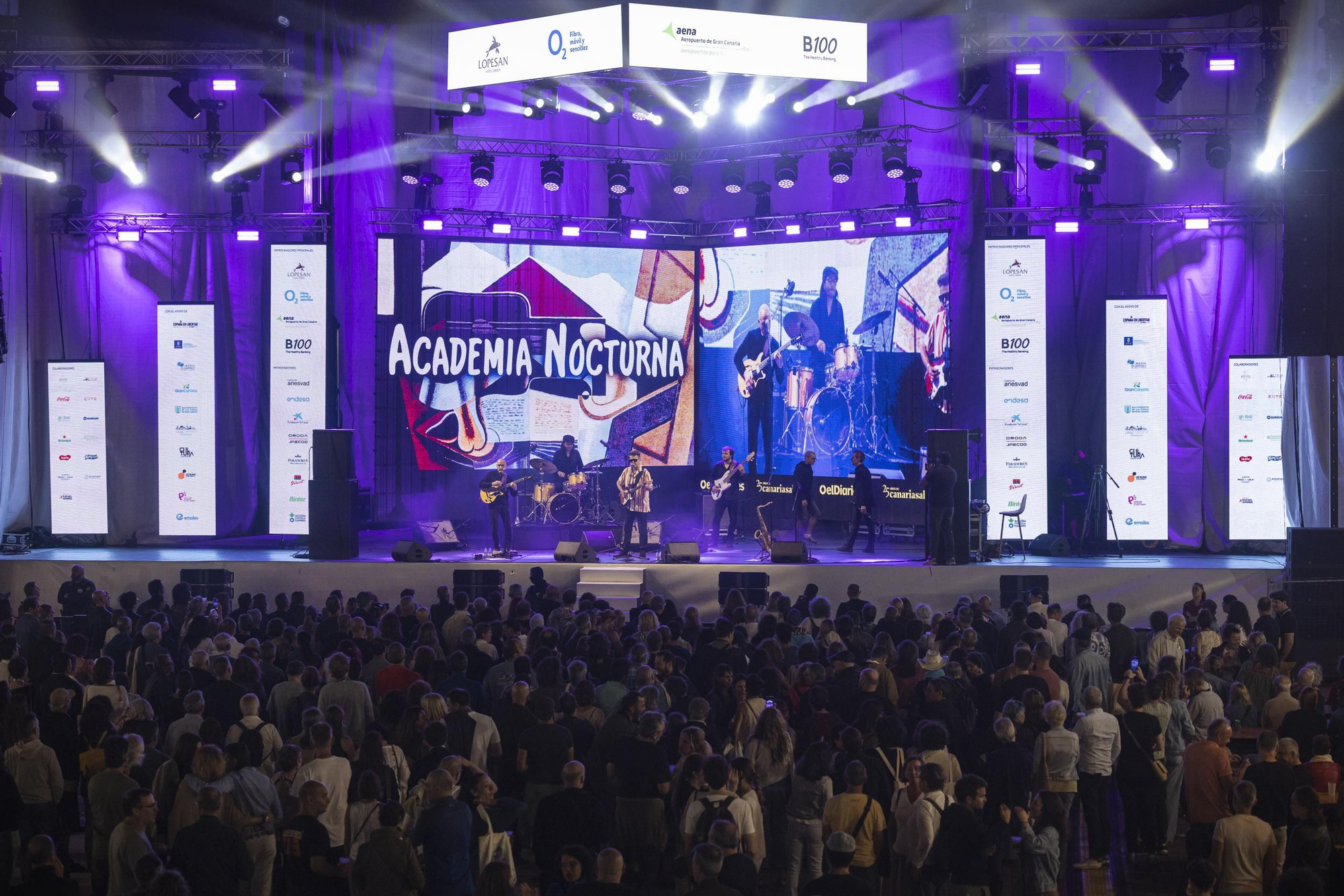 El público disfrutando del concierto de Santiago Auserón y la Academia Nocturna