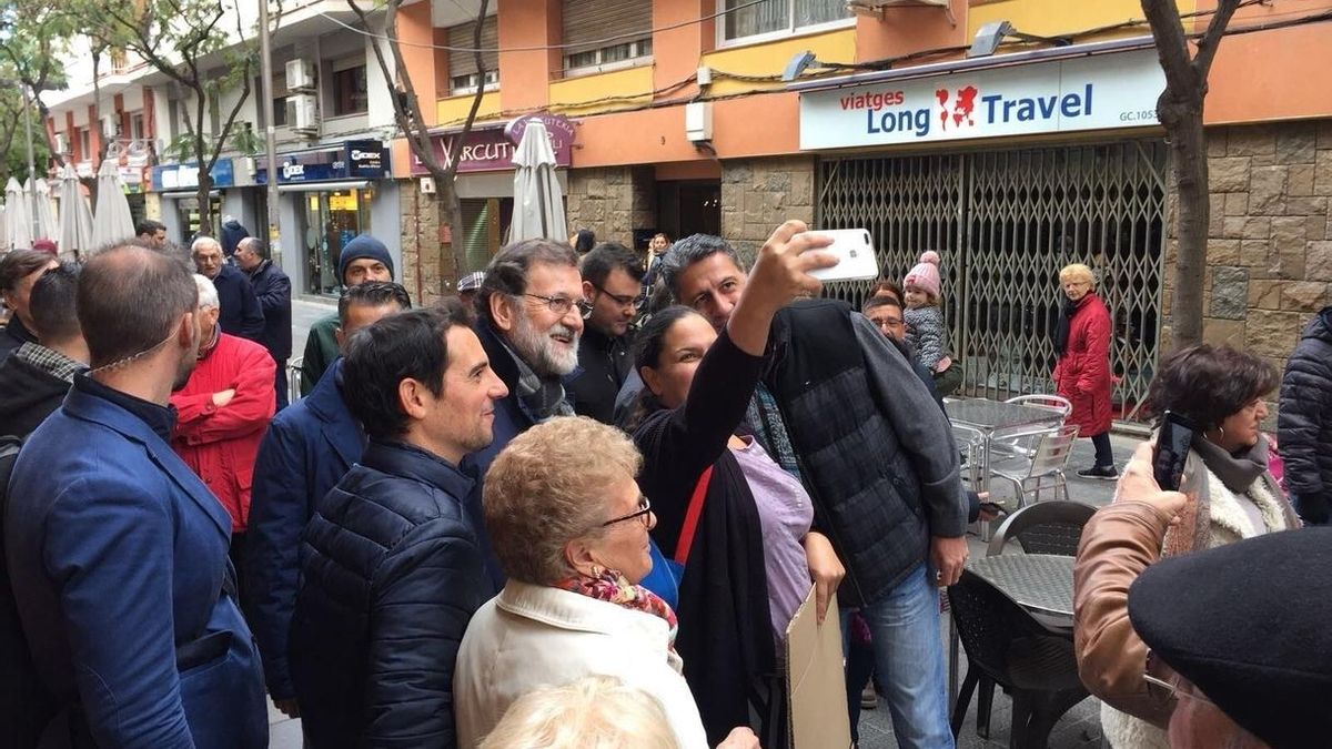 Rajoy pasea por Castelldefels (Barcelona) junto a Albiol y el exalcalde Manuel Reyes