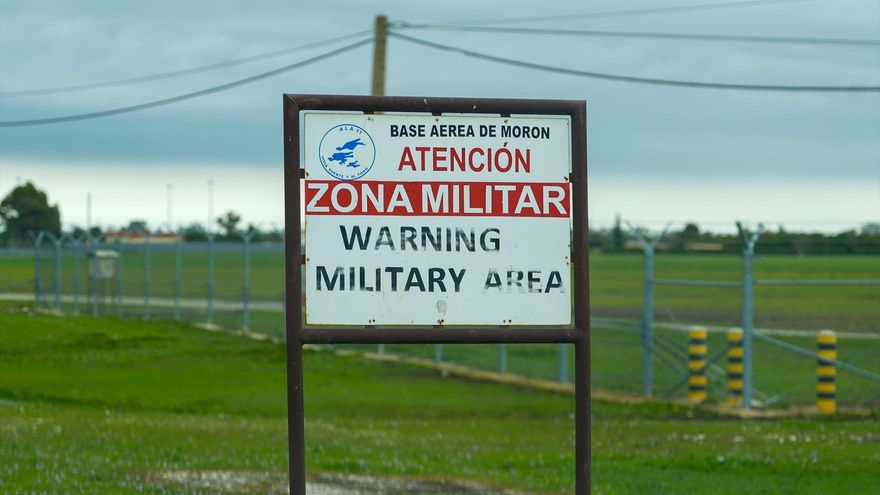 Cartel de aviso junto a la base aérea de Morón de la Frontera.