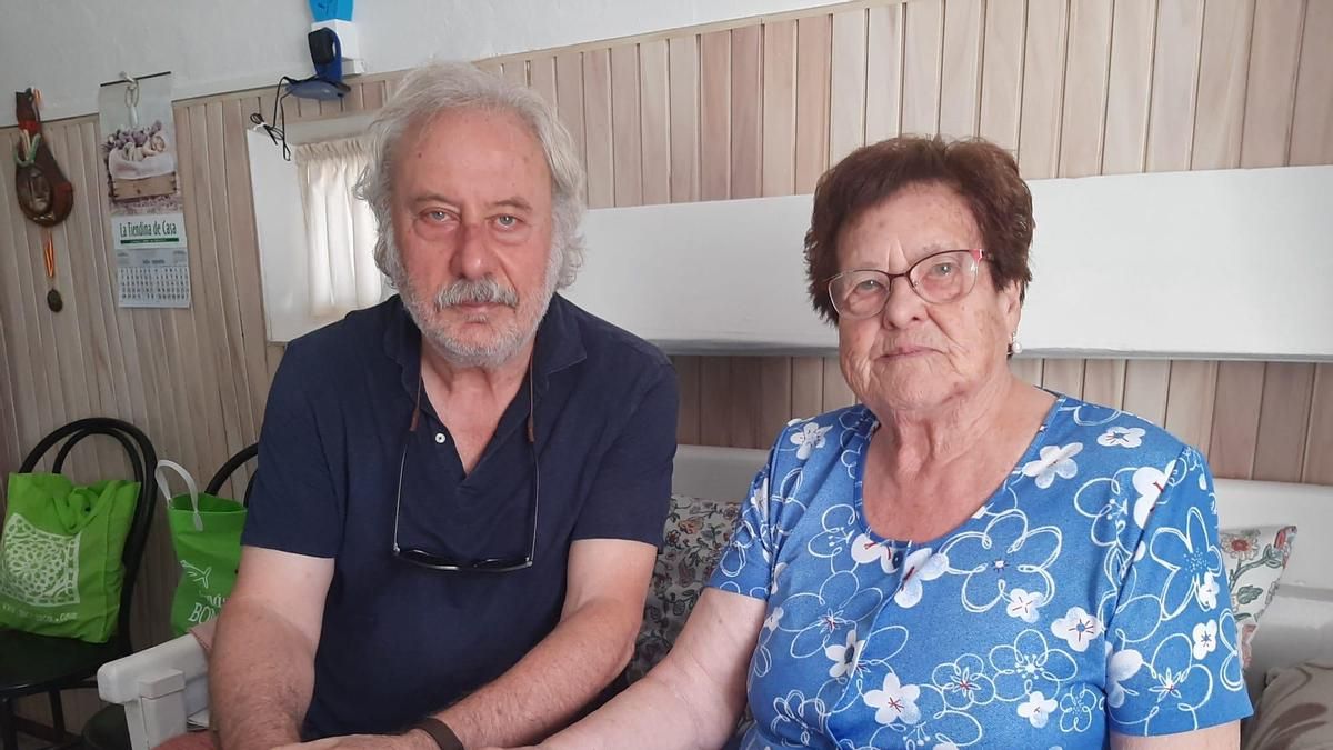 Julio Llamazares y Milagros Díez Cuesta, en la casa de esta última en La Mata de la Bérbula. 