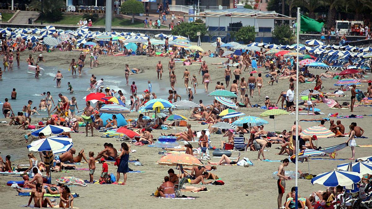 Turistas en una playa del sur de Tenerife. EFE