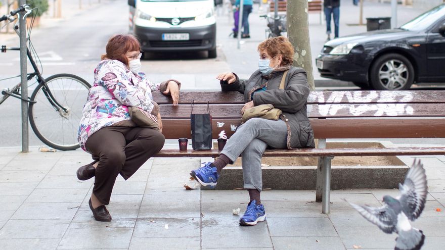 Dos mujeres conversan tomando café en un banco del barrio del Poblenou de Barcelona. EFE/Marta Pérez/Archivo