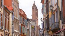 Las calles de Toulouse, repletas de balcones y grandes ventanas, con la iglesia de Notre-Dame du Taur al fondo.