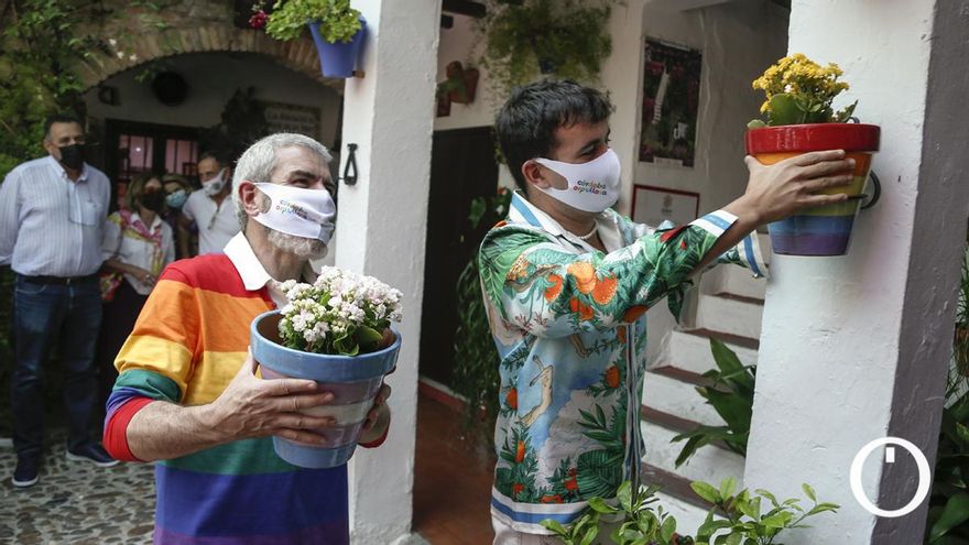 Caprile y Palomo plantan macetas de tolerancia y diversidad en un Patio de Córdoba