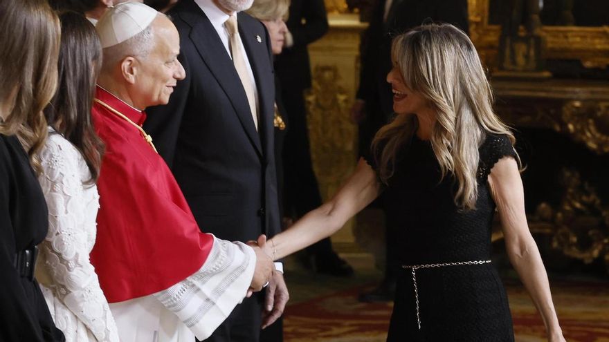 La vicepresidenta segunda y ministra de Trabajo de España, Yolanda Díaz saluda al papa León XIV durante el acto de bienvenida en el Palacio Real el pasado sábado.