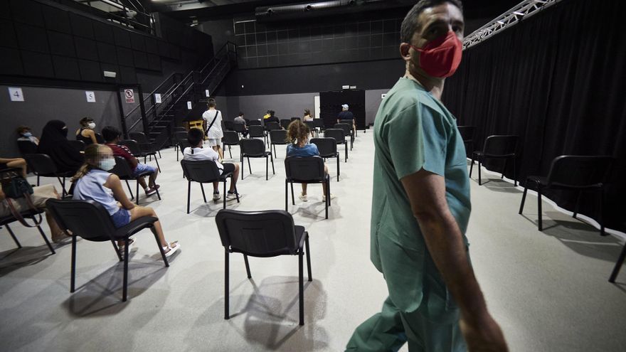 Varios adolescentes acuden al centro cultural Kulturgunea para recibir la vacuna contra el Covid-19, a 11 de agosto de 2021, en Tafalla, Navarra, (España).