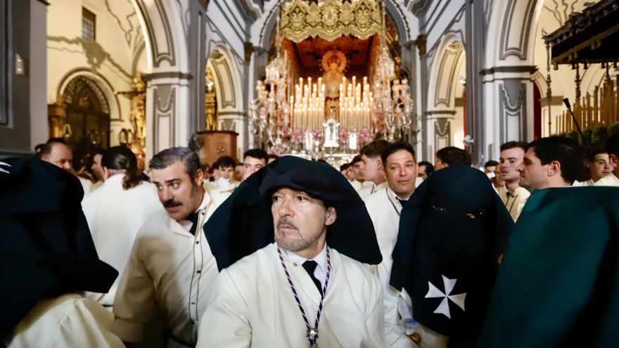 Antonio Banderas ejerce como capataz en la estación de penitencia de la Cofradía de Lágrimas y Favores en Málaga el Domingo de Ramos.