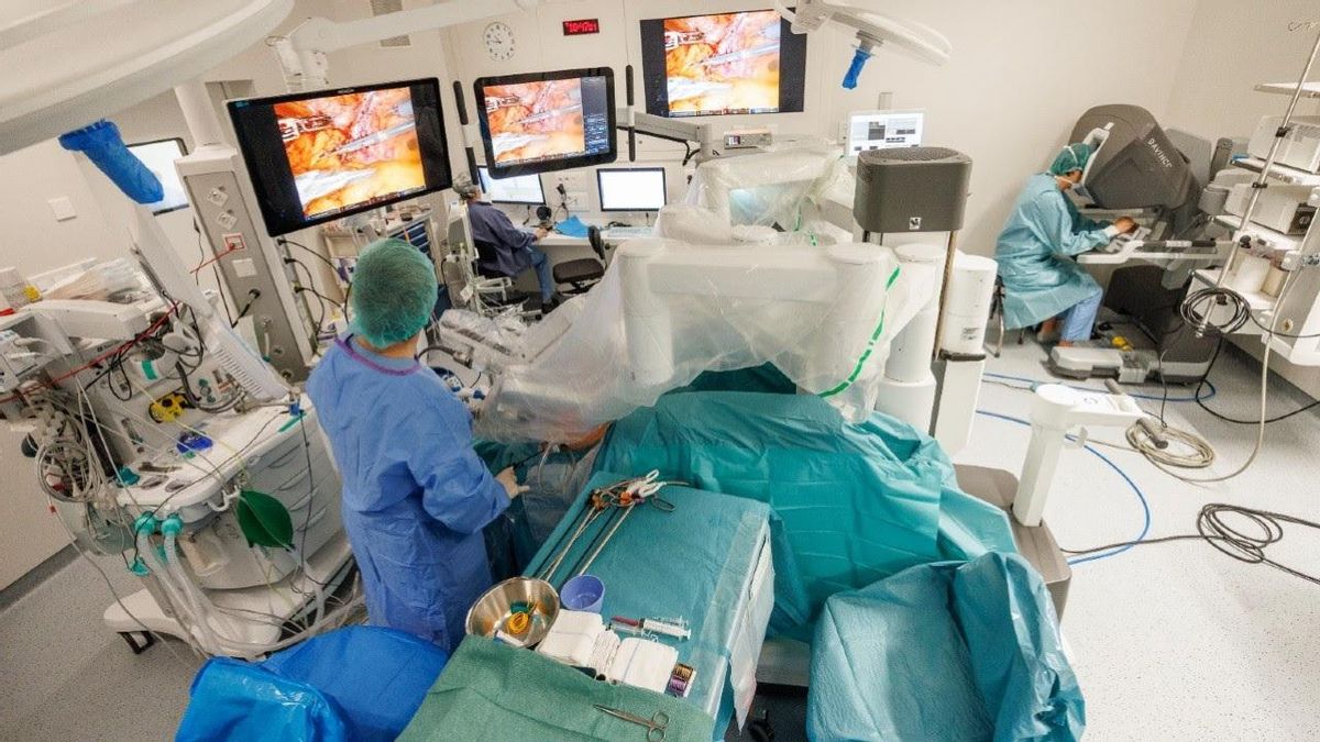 Imagen de una operación de cirugía robótica en un quirófano de un hospital