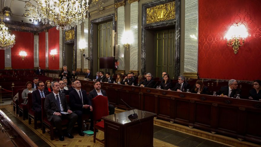 Imagen de los acusados y los abogados defensores en el interior de la sala del Tribunal Supremo donde se celebra el juicio del procés.