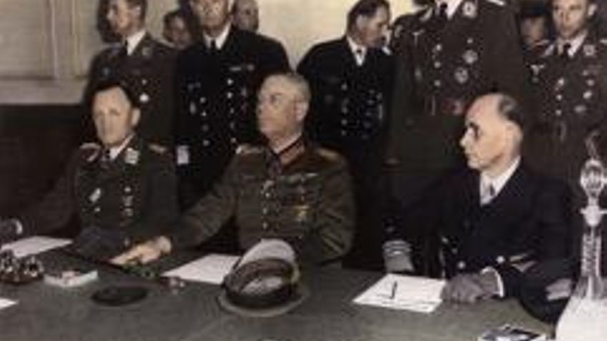 Feld Mariscal Wilhelm Keitel obligado a firmar la capitulación