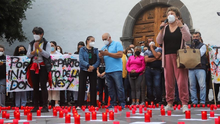 Cientos de personas se han concentrado este lunes en el municipio palmero de Los LLanos de Aridane para pedir un reparto inmediato de donaciones y ayudas a los afectados por el volcán en Cumbre Vieja convocados por la "Iniciativa Apoyo Ciudadano" . EFE /Luis G Morera