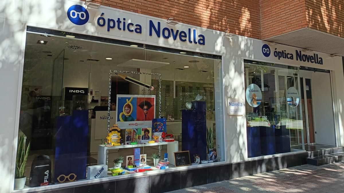 Óptica Novella, el negocio zaragozano que suma casi 50 años cuidando de la salud visual