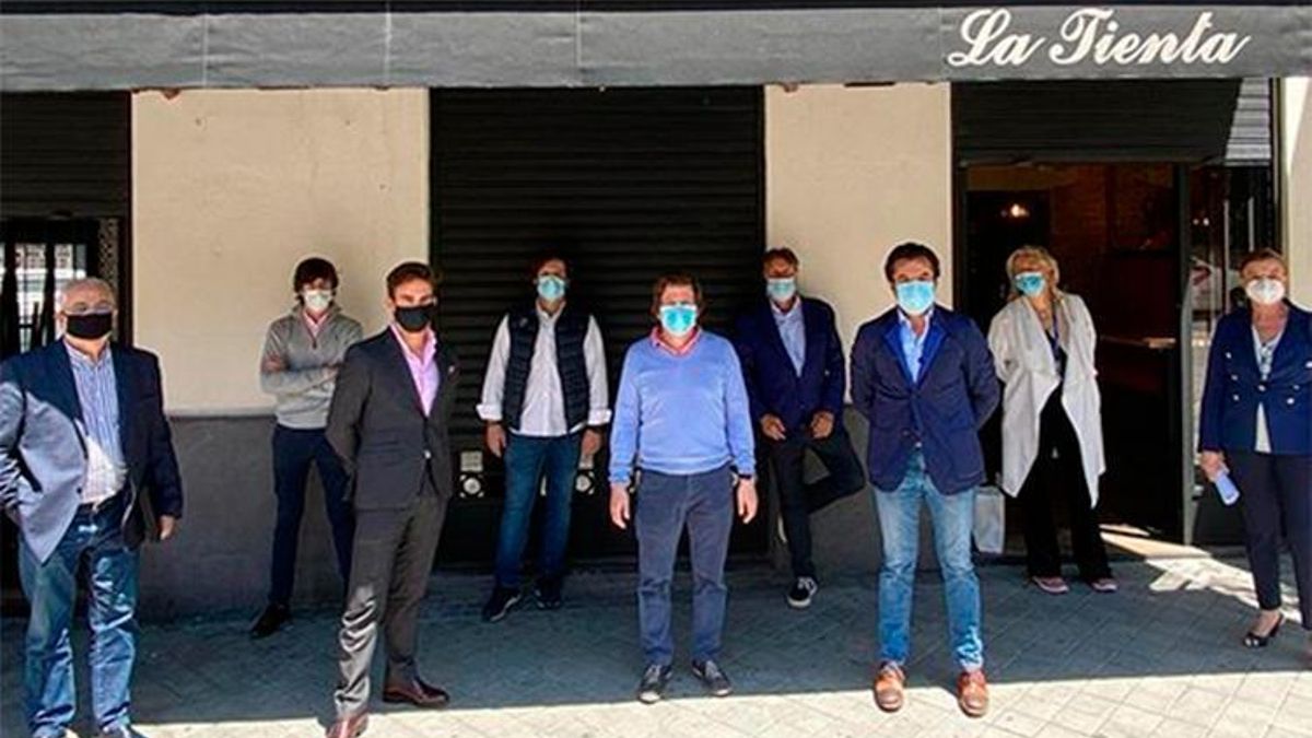 El alcalde de Madrid, José Luis Martínez-Almeida, visita La Tienta en plena crisis sanitaria.