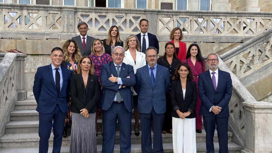 Junta Directiva del Colegio de Médicos de Cantabria, que ha tomado posesión en un cato celebrado en el Palacio de la Magdalena.