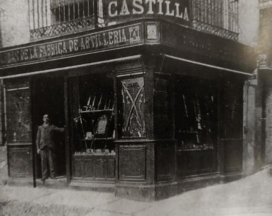 Juan Ballesteros, artesano del damasquinado, en su establecimiento de la plaza de Zocodover hacia 1907