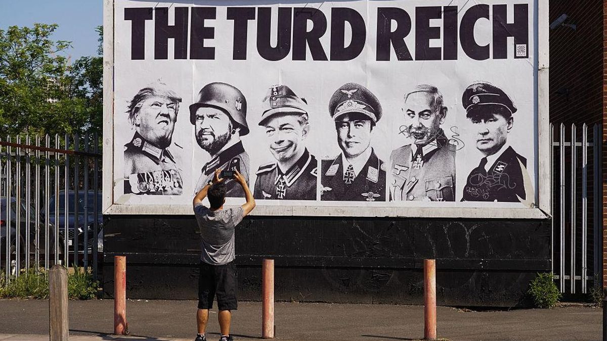Un cartel con caricaturas (de izda. a dcha) del presidente de EEUU, Donald Trump; el vicepresidente, JD Vance; el líder de Reform, Nigel Farage; el empresario Elon Musk; el primer ministro israelí, Benjamin Netanyahu, y el presidente ruso, Vladímir Putin, en Londres, en mayo de 2025.