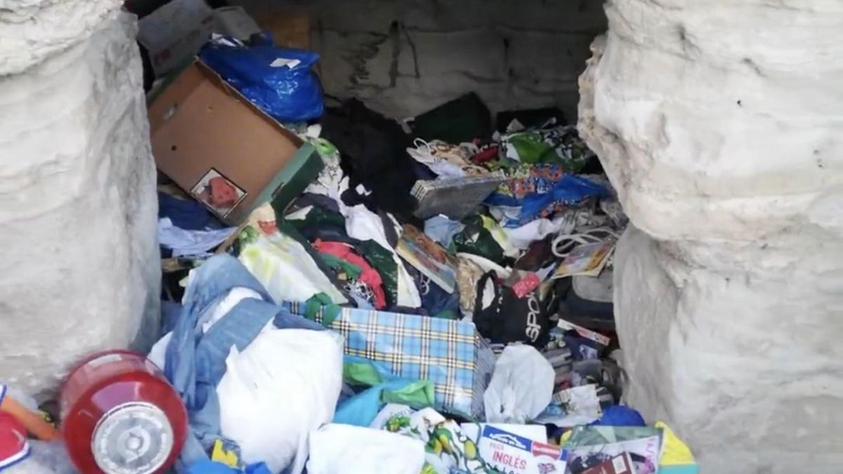 Basura en las Cuevas de Mata.