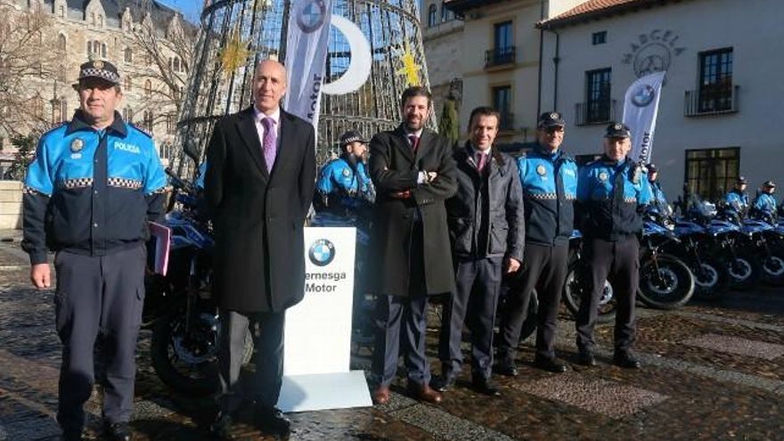 El alcalde de León, José Antonio Diez, asiste a la presentación de la nueva flota de motos de la Policía Local de León.