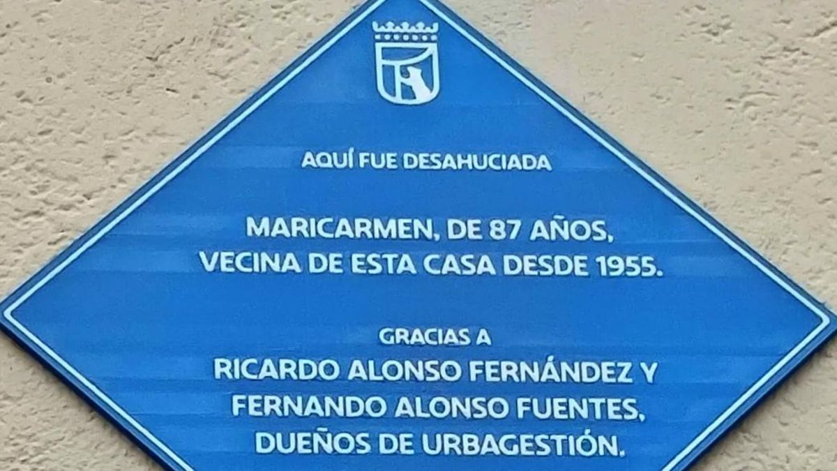 Colocan una placa para recordar el desahucio de Maricarmen en el portal de su casa en Retiro