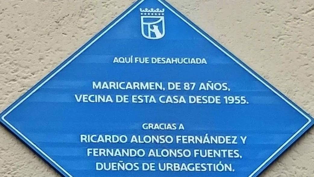 Una placa en honor a Maricarmen en la calle Sainz de Baranda