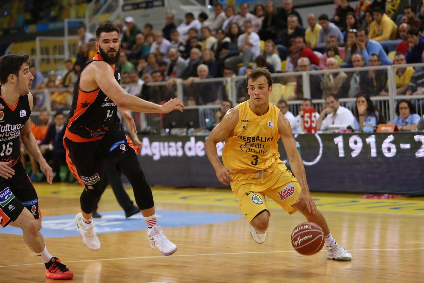 Imágenes del partido disputado entre el Herbalife Gran Canaria y el Valencia Basket. (Alejandro Ramos).