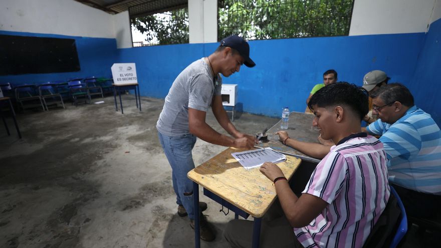 Empieza la votación de presidenciales ecuatorianas con Noboa y González como candidatos