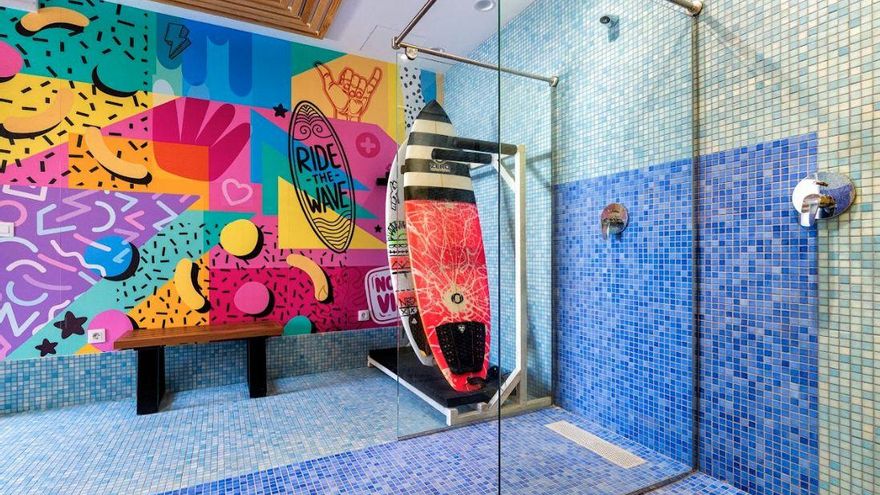 Instalaciones del surf camp en Playa de las Amércias con Lucía Martiño