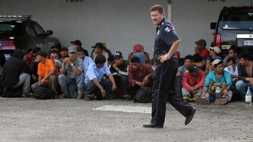 Interceptan 124 migrantes centroamericanos en camiones en el sur de México