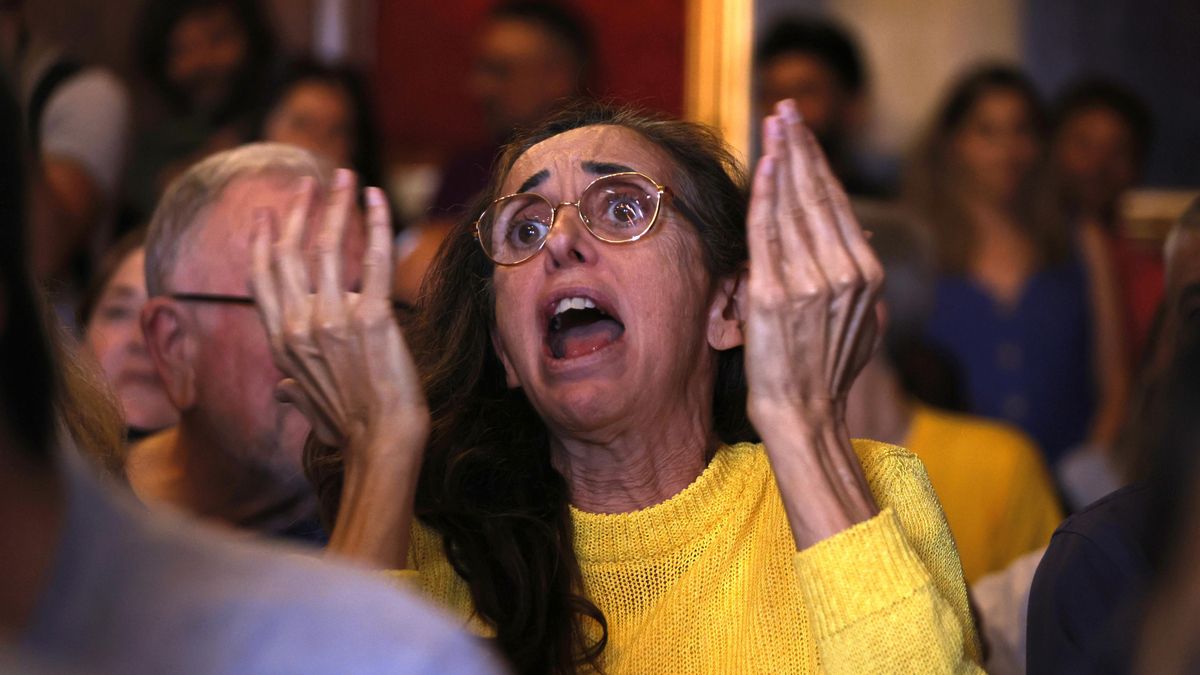 Una afectada per les olors de les 136.000 gallines amuntegades a les instal·lacions d’Avícola Son Perot es lamenta en un moment del ple.