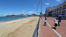Playa de Las Canteras el pasado domingo, día en el que empezaron a salir los niños.