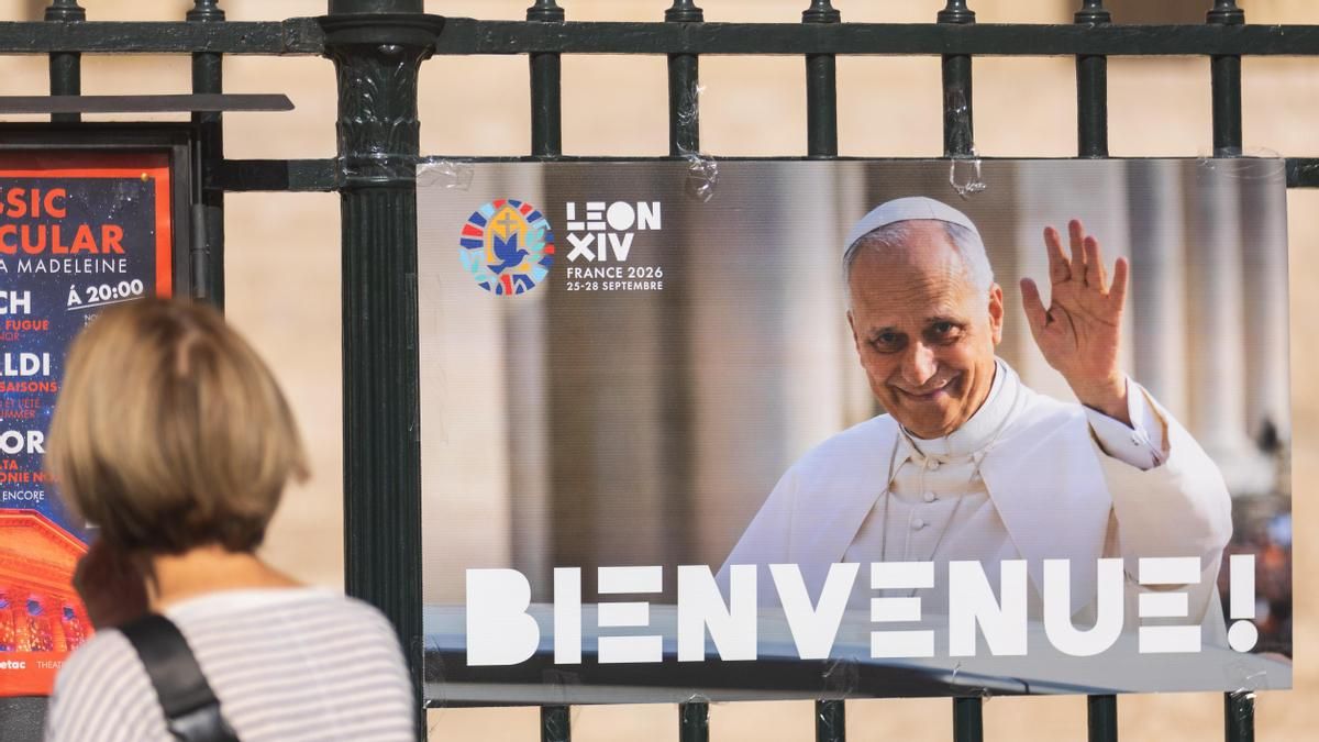 - Se ven retratos impresos del Papa León XIV en la iglesia La Madeleine, antes de su visita a Francia, en París, Francia, 21 de septiembre de 2026. El Papa León XIV tiene previsto visitar Francia del 25 al 28 de septiembre, con paradas en París, Lourdes y Metz. (Papa, Francia) EFE/EPA/MOHAMMED BADRA