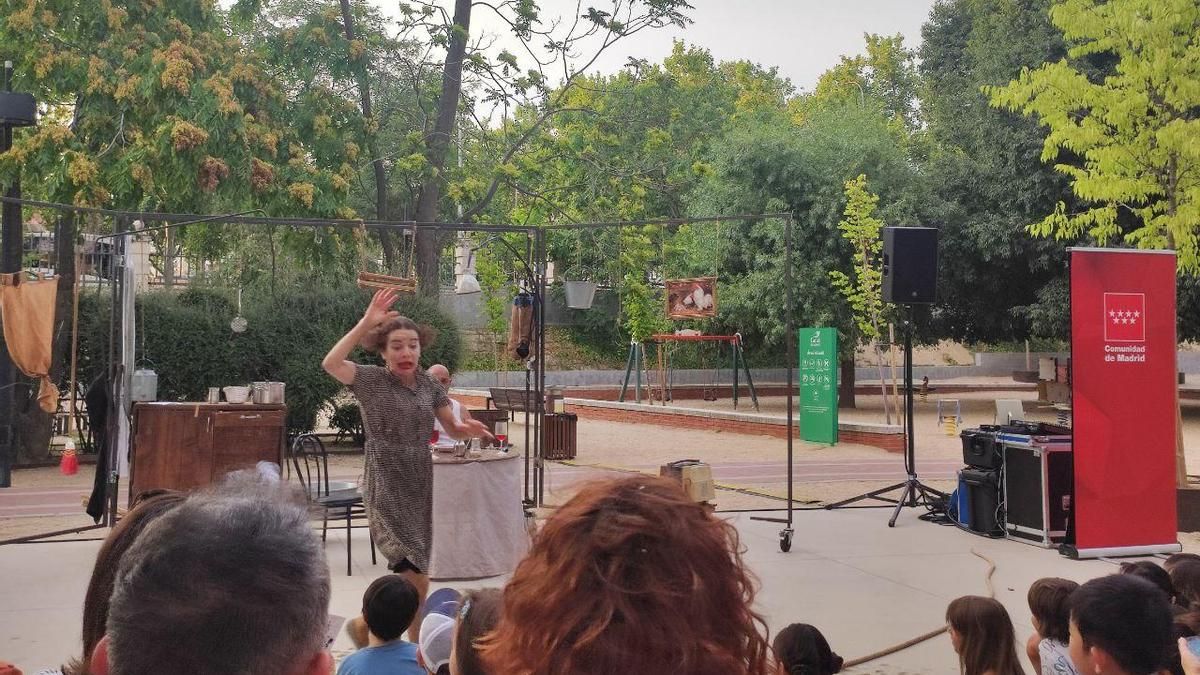 La hilarante comedia sobre precariedad en el hogar programada por el Gobierno de Ayuso mientras desdeña la Ley de Vivienda