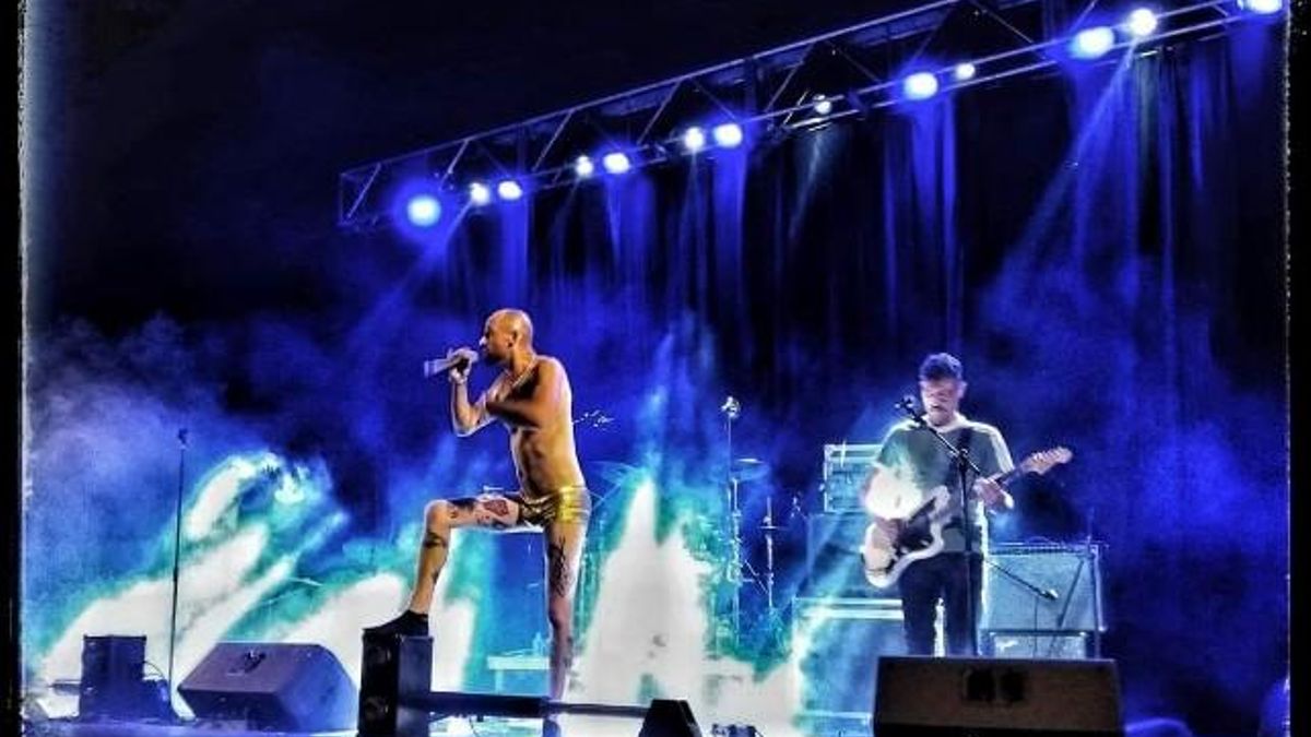 Catalina Grande Piñón Pequeño en concierto.