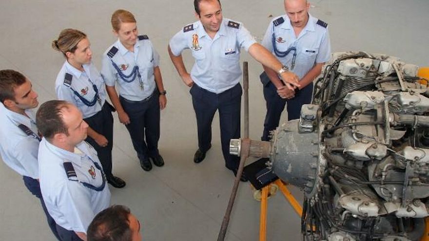 Peio García / ICAL Un grupo de alumnos de la Academia Básica del Aire recibe una clase práctica