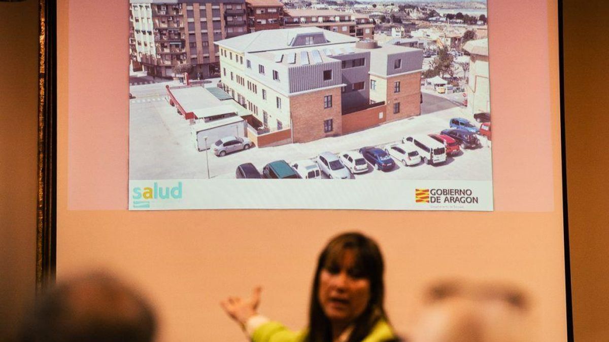 Sira Repollés en la presentación del proyecto de reforma del Centro de Salud de Caspe, al fondo se ve la infografía utilizada