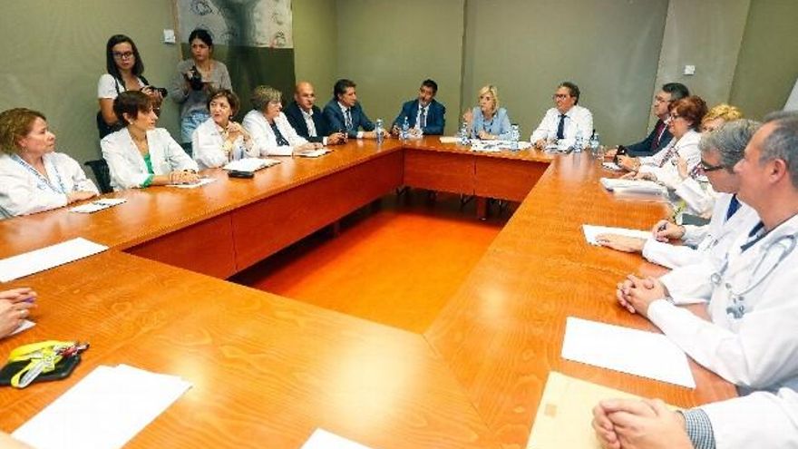 La consejera Casado (Ciudadanos) en la visita en octubre al Hospital de León que inició todos los cambios organizativos. / Carlos S. Campillo / ICAL