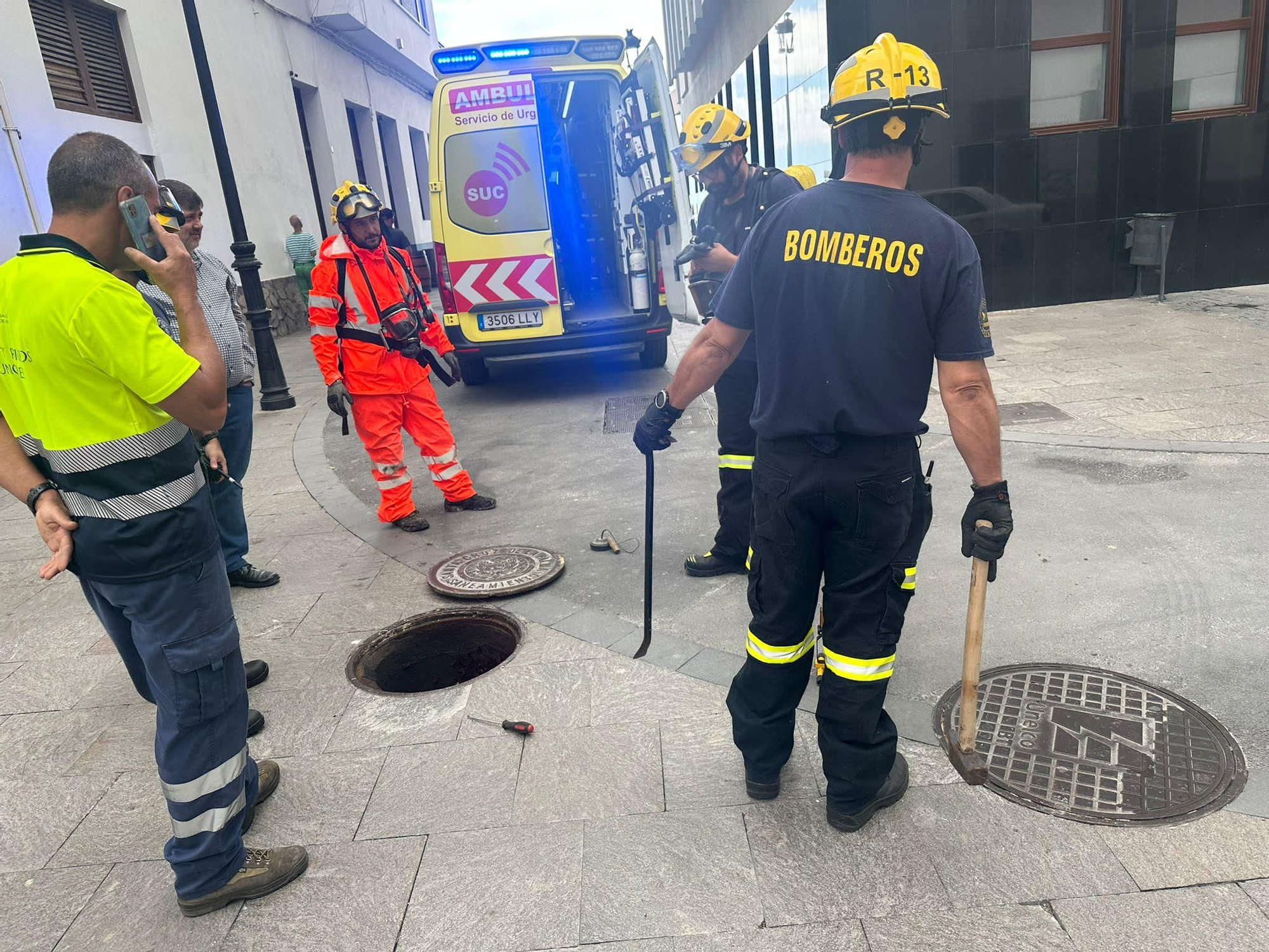 Búsqueda de la persona que se adentró en la canalización subterránea. BOMBEROS LA PALMA