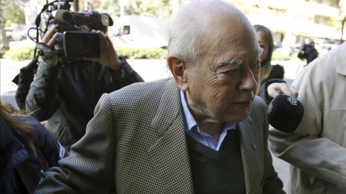 Jordi Pujol, a las puertas de su casa el día después de que la Audiencia Nacional ordenara a la Policía Nacional el registro de su domicilio y el de tres de sus hijos.