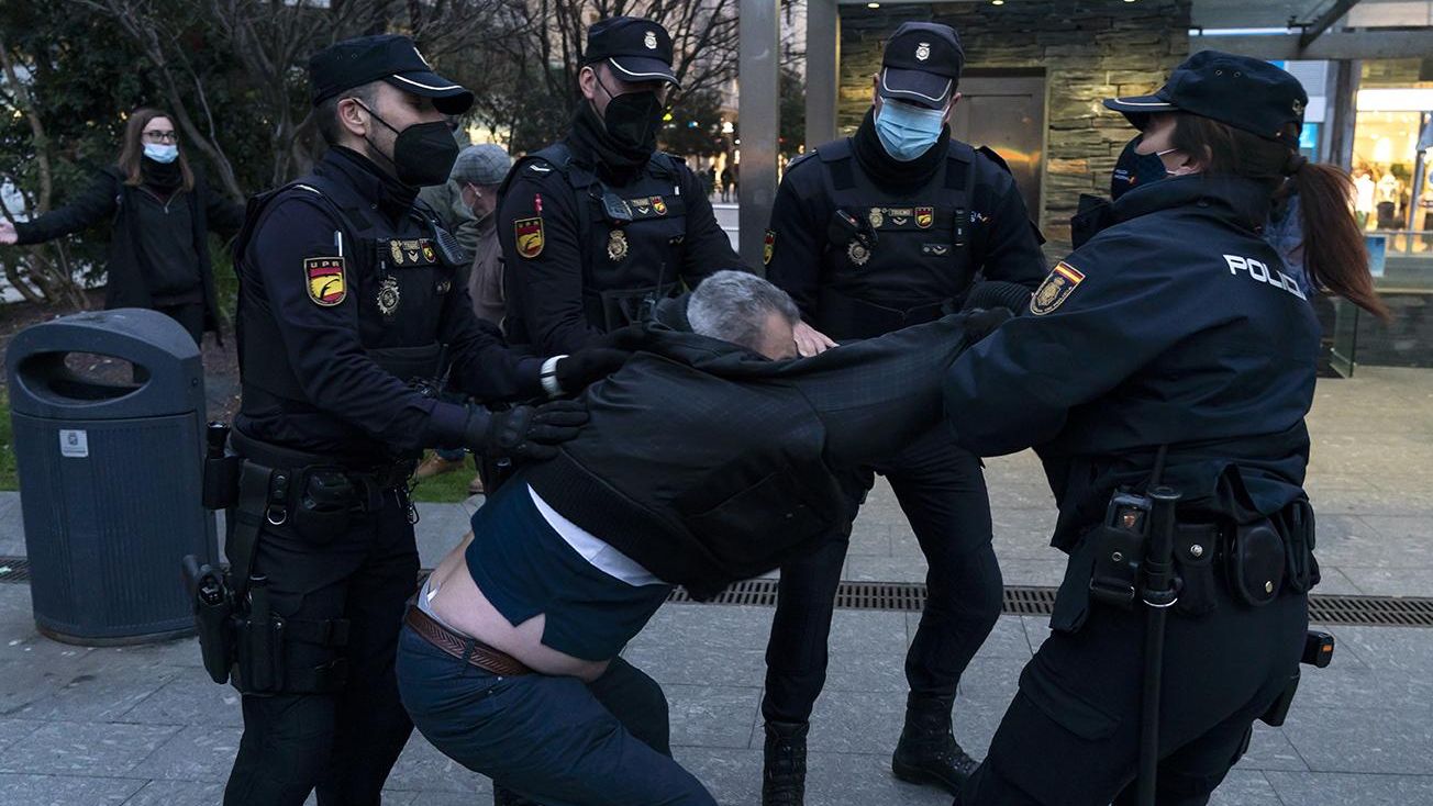 La Policía Nacional detiene a un hombre que intenta reventar la concentración feminista en Santander con motivo del 8M.
