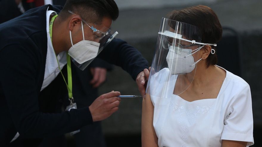 María Irene Ramírez recibe la vacuna contra la covid-19, en Ciudad de México (México). 