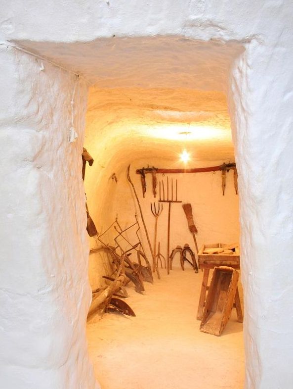 Aperos de labranza de una estancia de un silo subterráneo de Villacañas, Toledo