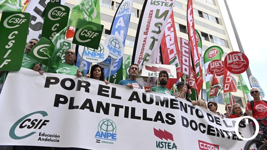 Los sindicatos se manifiestan en Córdoba para exigir más recursos y el aumento de la plantilla docente