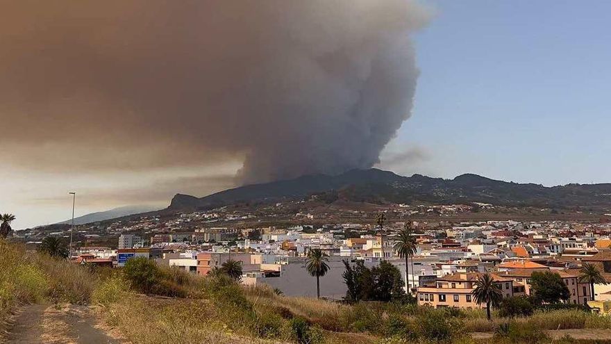 Columna de humo vista desde La Laguna