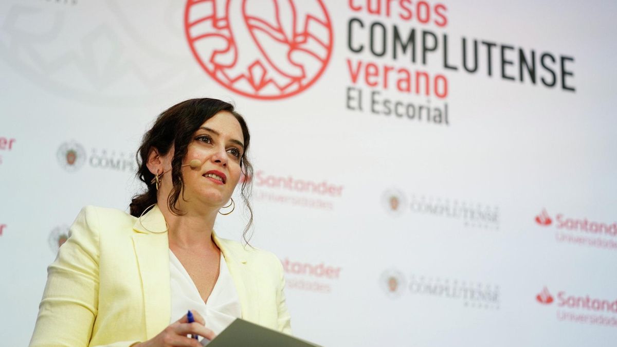 La presidenta de la Comunidad de Madrid, Isabel Díaz Ayuso, en un encuentro con estudiantes en los cursos de verano de El Escorial