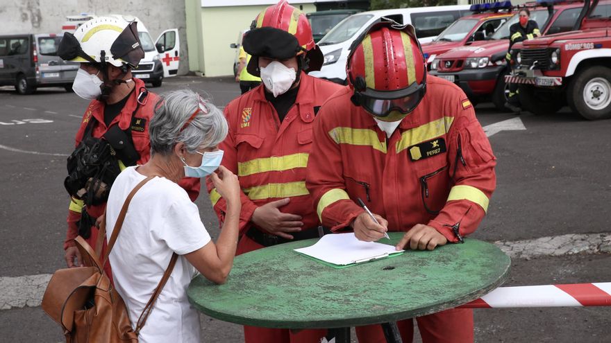 Efectivos de la UME filian a una de las afectadas por la erupción del volcán. (ALEJANDRO RAMOS)