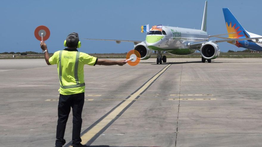 Llegada de un vuelo al aeropuerto de Menorca.
