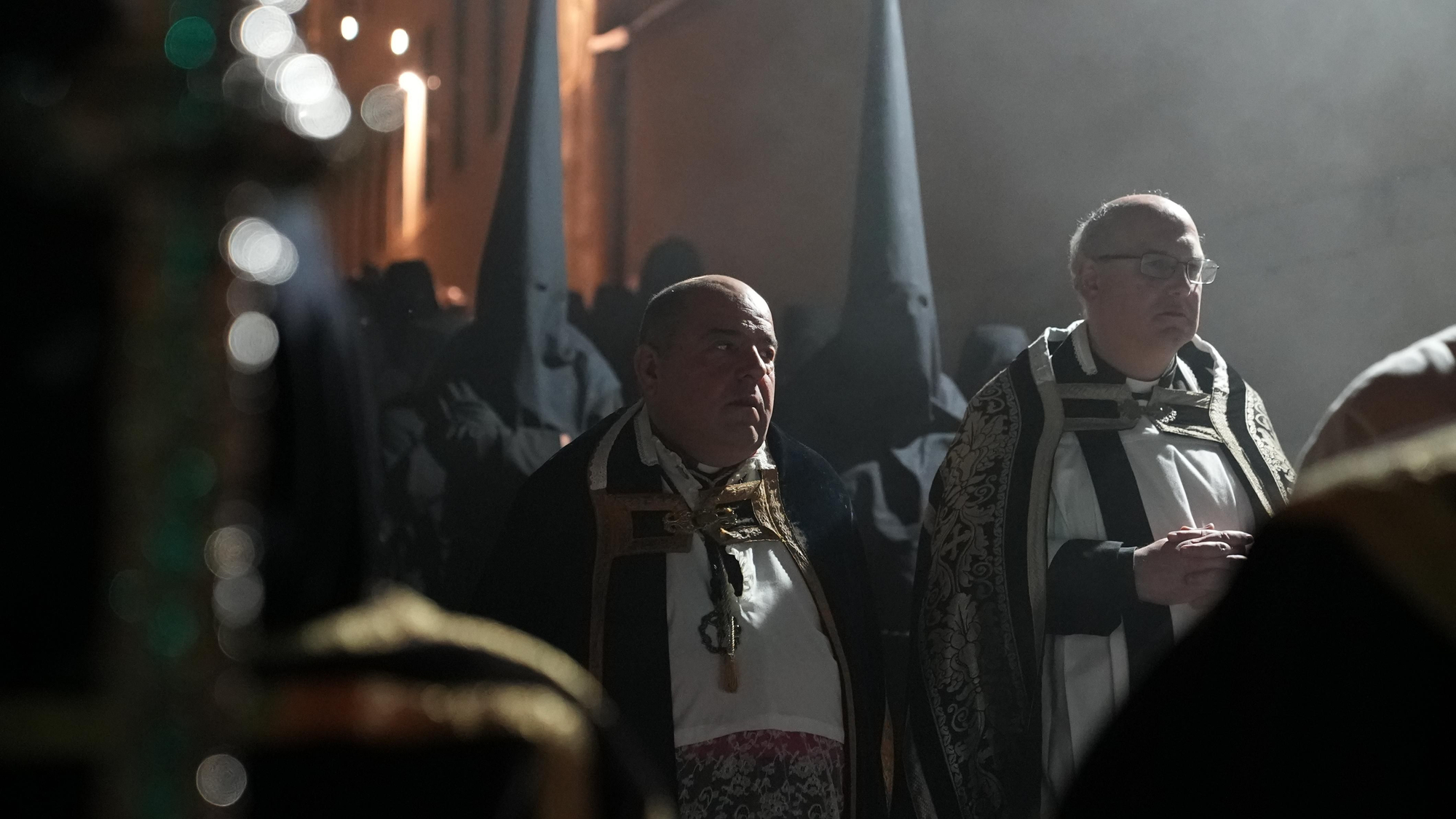 La salida procesional del Via Crucis, en imágenes