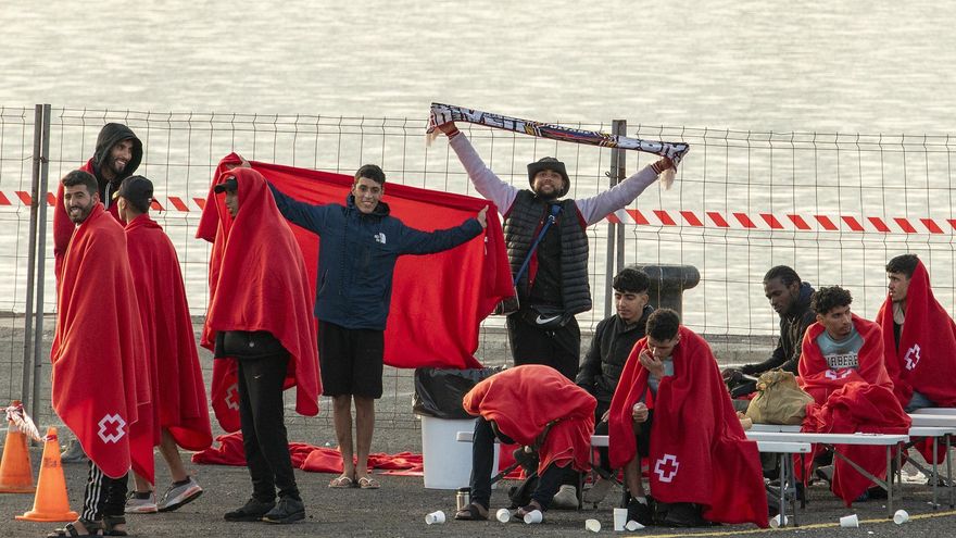Algunos de los migrantes rescatados en la tarde de este pasado martes cerca de Lanzarote