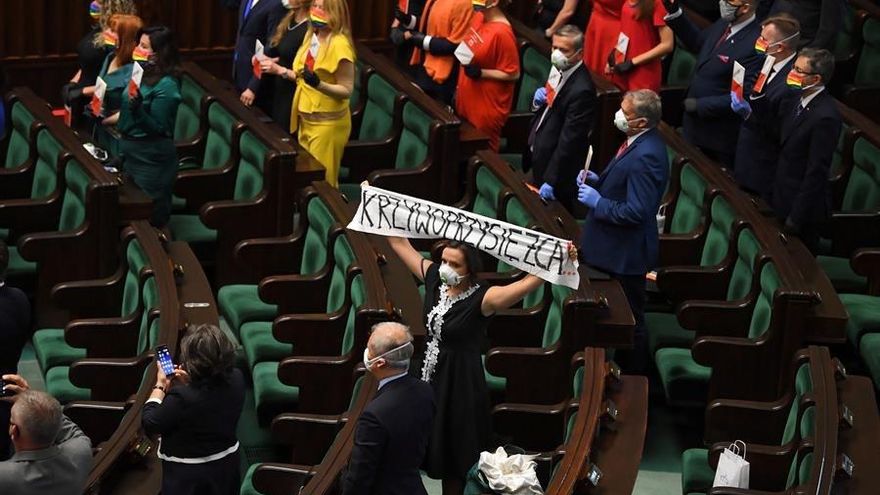 La oposición protesta mostrando la Constitución polaca