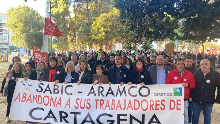Miles de personas se manifiestan contra el cierre de Sabic en Cartagena